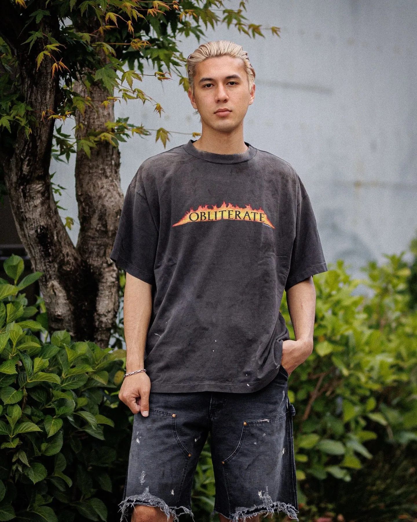 SAINT Mxxxxxx DOUBLE KNEE SHORTS/BLK Knee patches splashed with ink and water-splashed denim shorts. Washed black S-XL. Custom-woven and dyed denim fabric with clear texture. Heavy-wash water-fading treatment to create local mottled fading/hole effects. Artificial distressing to simulate natural traces of wear. VINTAGE. Original consistent damage treatment. Hand-splashed ink and paint. Original consistent wash water mark/pocket mark. Double knee patch. Rivet reinforcement. Improve functionality while enhancing design